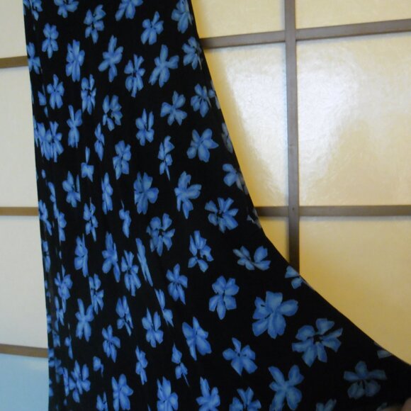 Full-length, fully-lined skirt. Dark blue with light blue flowers. Small-medium - Picture 6 of 6